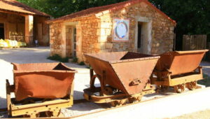 Extérieur de l'éco-musée de l'ocre