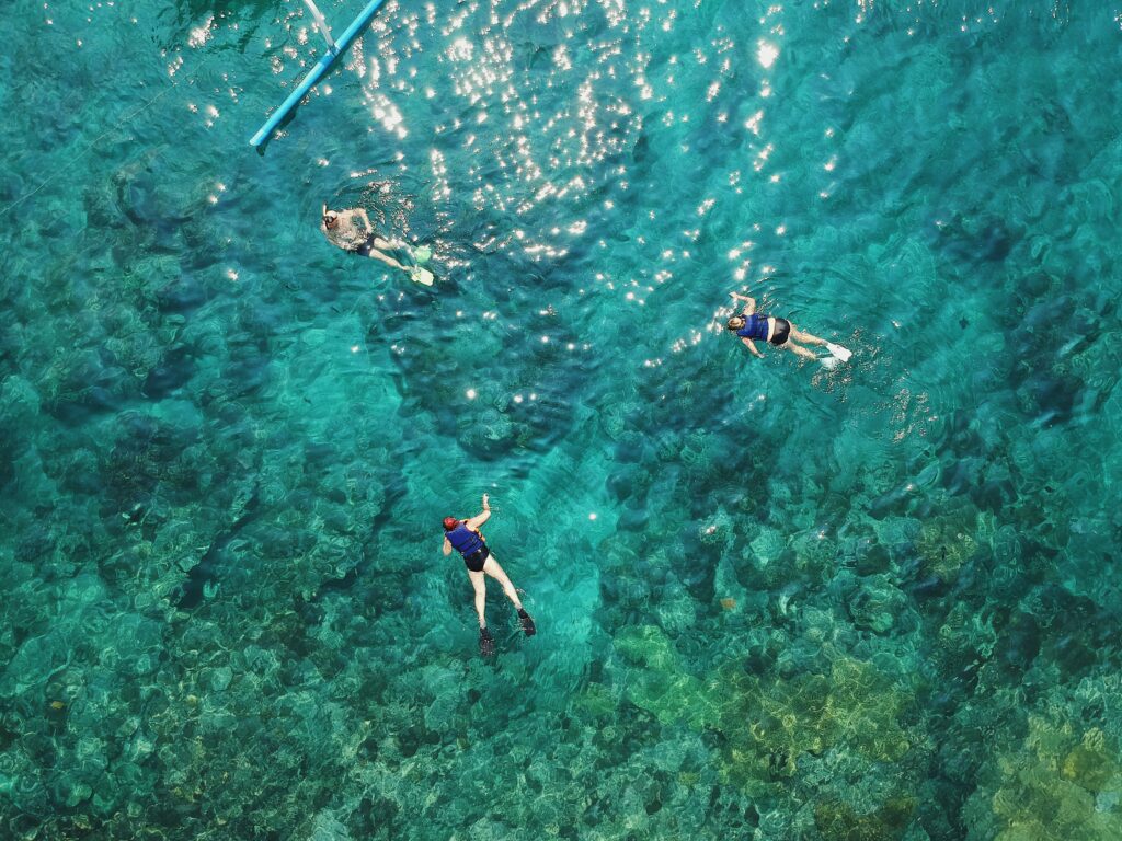 Des vacanciers qui font du snorkeling